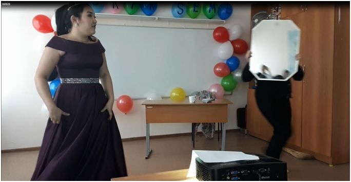 English teacher S.O. Zharlygasova held an extracurricular event “Surprise me!”. 